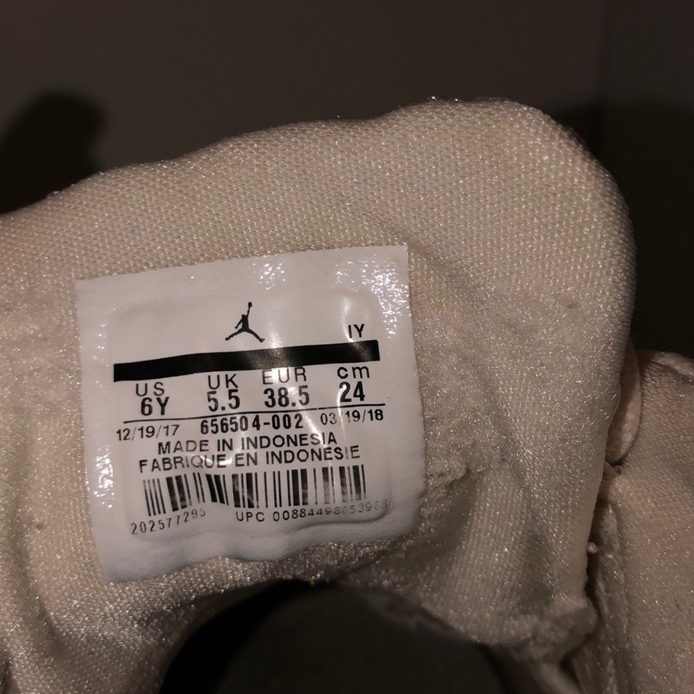 Basketball Shoes - Picture 5 of 5
